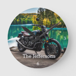 Schönes Motorrad am See Runde Wanduhr