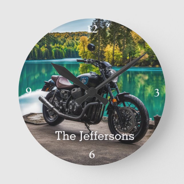 Schönes Motorrad am See Runde Wanduhr (Vorderseite)