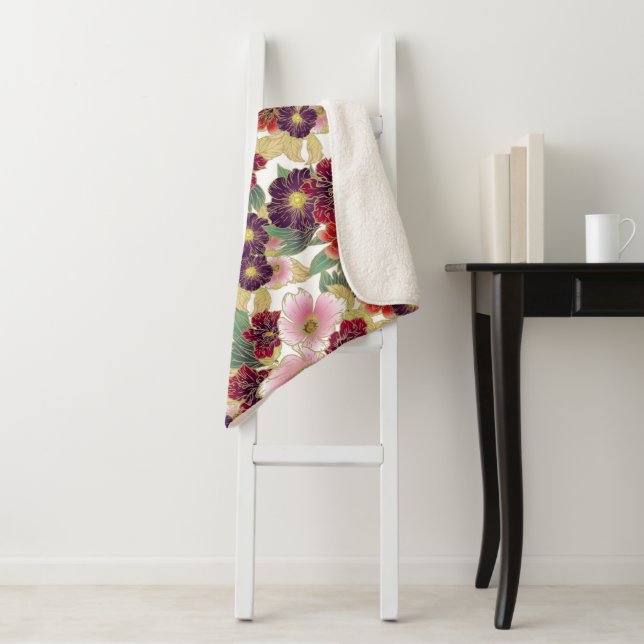 Schönes Muster mit grün-rosa floralen Elementen Sherpadecke (Beispiel)