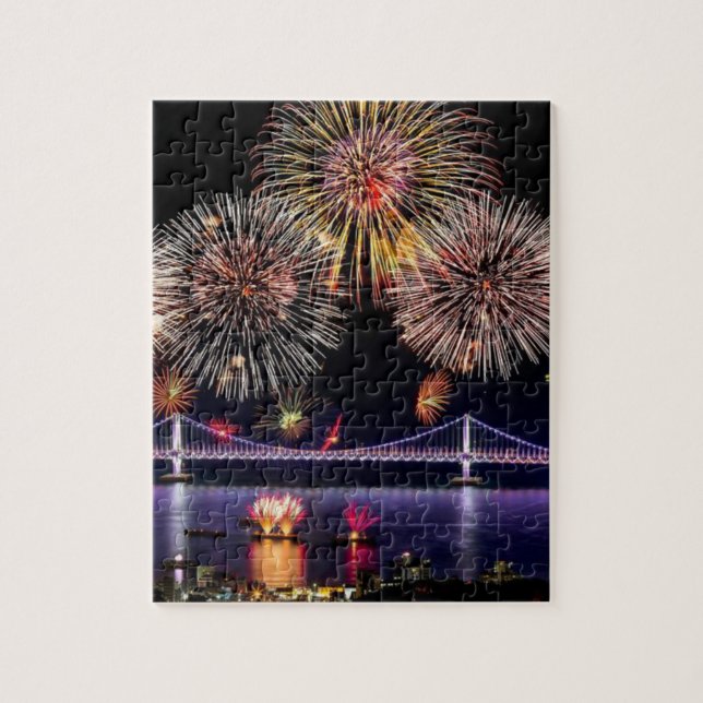 Schönes neues Jahr Feuerwerk durch Brücke in der S (Vertikal)