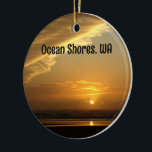 Schönes Ocean Shoes Beach Sunset Foto Keramik Ornament<br><div class="desc">Dieses wunderschöne Ornament zeigt ein spektakuläres,  farbenfrohes Sonnenuntergang-Foto,  das von einem friedlichen Strand in Ocean Shores,  Washington,  aufgenommen wurde. Wolkenschichten geben den Eindruck eines abstrakten Gemäldes.</div>