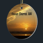 Schönes Ocean Shoes Beach Sunset Foto Keramik Ornament<br><div class="desc">Dieses wunderschöne Ornament zeigt ein spektakuläres,  farbenfrohes Sonnenuntergang-Foto,  das von einem friedlichen Strand in Ocean Shores,  Washington,  aufgenommen wurde. Wolkenschichten geben den Eindruck eines abstrakten Gemäldes.</div>