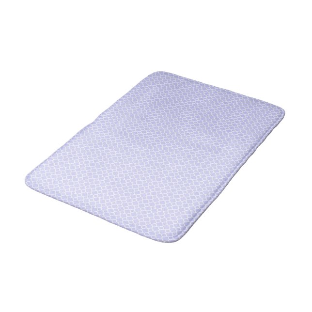 Schönes Periwinkle Quatrefolienmuster Frühjahr Badematte (Schrägansicht)