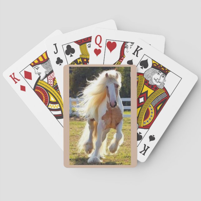 Schönes Pferd auf einem Kartenstapelen Spielkarten (Rückseite)