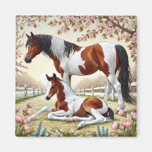 Schönes Pferd und Foal im blühenden Obstgarten