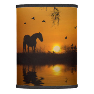 Schönes Pferd und Teich im Sonnenuntergang