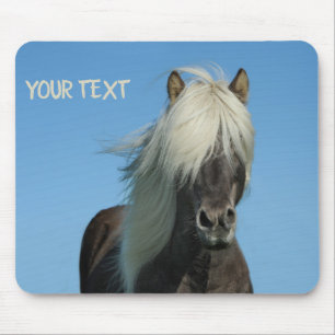 Schönes Pferd unter dem blauen Himmel Mousepad