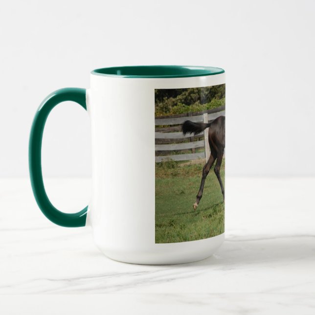 Schönes Pferderennen auf einem Feld Tasse (Links)