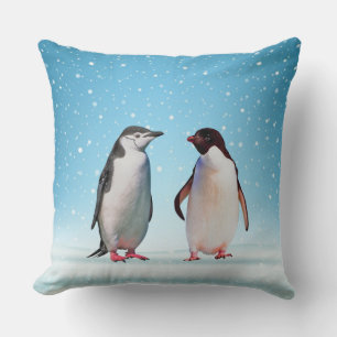 Schönes Pinguin-Paar auf Hellblau Kissen