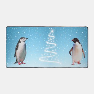 Schönes Pinguin-Paar auf Hellblau Schreibtischunterlage