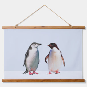 Schönes Pinguinpaar auf helllila Blau Wandteppich Mit Holzrahmen