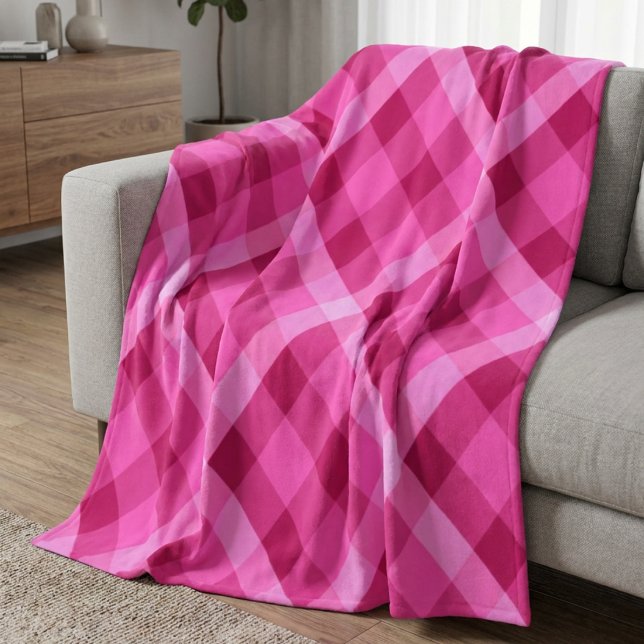 Schönes rosa Magenta Kariertes mittelbraunes Vlies Fleecedecke (Beautiful Pink Magenta Plaid Medium Fleece Blanket draped on a sofa in a living room.)