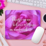 Schönes rosa Rose Foto glaubt an magisches Zitat Mousepad<br><div class="desc">"Wer nicht an Magie glaubt, wird sie nie finden." Ein nahes Foto einer pulsierenden, lila-rosa Rose will, "an die Magie zu glauben". Nehmen Sie sich einen Moment Zeit, um sich zu entspannen und die Schönheit dieser riesigen Rose zu erleben, wenn Sie dieses atemberaubende Mousepad benutzen. Ein tolles Geschenk für jemanden,...</div>