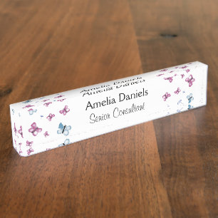 Schönes rosa und blaue Schmetterlingsmonogramm Namensplakette