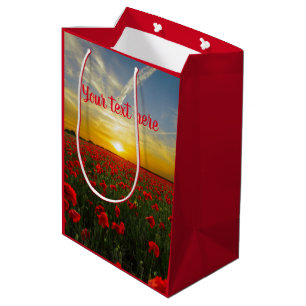 Schönes rotes Mohnfeld bei Sonnenaufgang Mittlere Geschenktüte