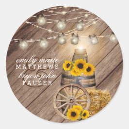Schönes rustikales Holzfass und Sonnenblumen Runder Aufkleber