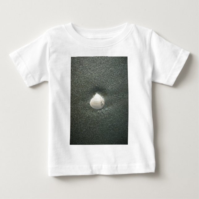 Schönes Seashell im Sand: Ein Salty Souvenir Baby T-shirt (Vorderseite)