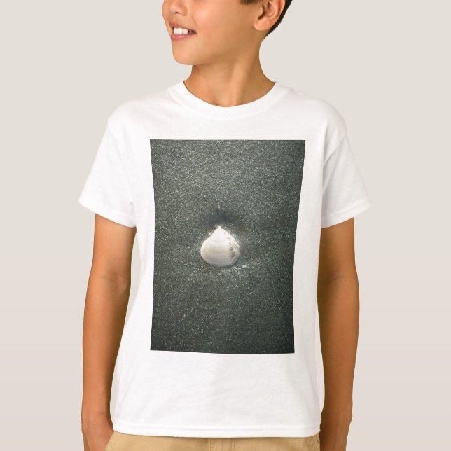 Schönes Seashell im Sand: Ein Salty Souvenir T-Shirt (Vorderseite)