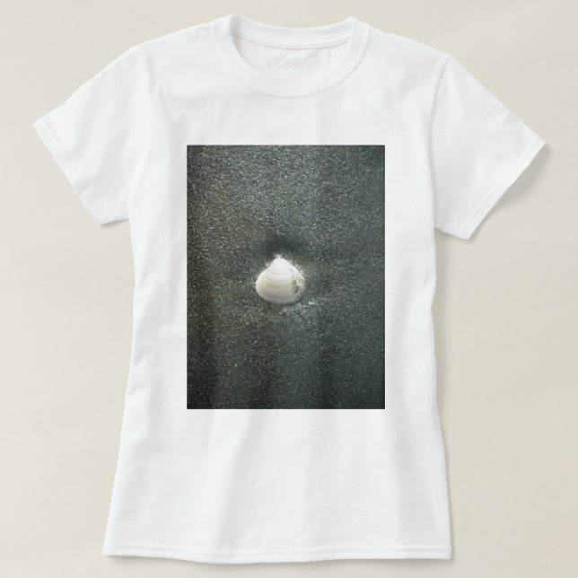 Schönes Seashell im Sand: Ein Salty Souvenir T-Shirt (Design vorne)