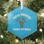Schönes Social Work Zitat Blue Christmas Ornament Aus Glas<br><div class="desc">Sozialarbeiter verändern die Welt als inspirierendes Geschenk. Ein niedliches motivierend soziales Werk Zitat geschrieben um einen wunderschönen Baum von Regenbogen-Blätter.</div>