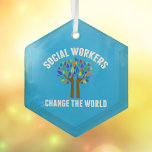 Schönes Social Work Zitat Blue Christmas Ornament Aus Glas<br><div class="desc">Sozialarbeiter verändern die Welt als inspirierendes Geschenk. Ein niedliches motivierend soziales Werk Zitat geschrieben um einen wunderschönen Baum von Regenbogen-Blätter.</div>