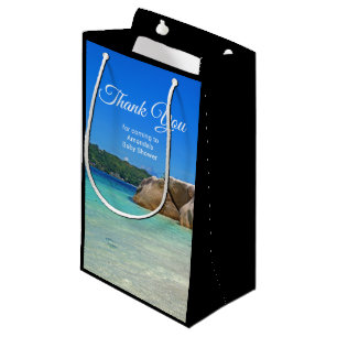 Schönes tropisches Meer mit einem Felsstrand Kleine Geschenktüte