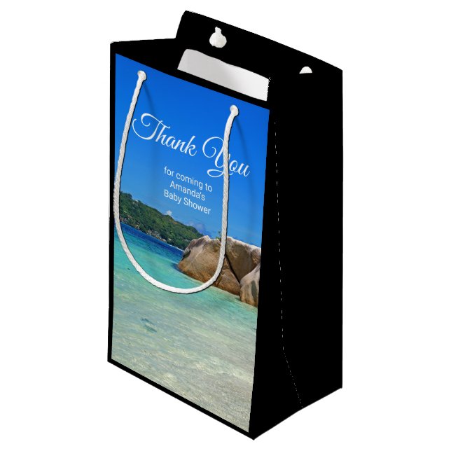 Schönes tropisches Meer mit einem Felsstrand Kleine Geschenktüte (Vorderseite Schrägansicht)