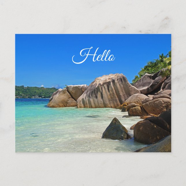 Schönes tropisches Meer mit einem Felsstrand Postkarte (Vorderseite)