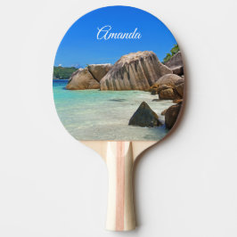 Schönes tropisches Meer mit einem Felsstrand Tischtennis Schläger