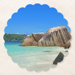 Schönes tropisches Meer mit einem Felsstrand Untersetzer