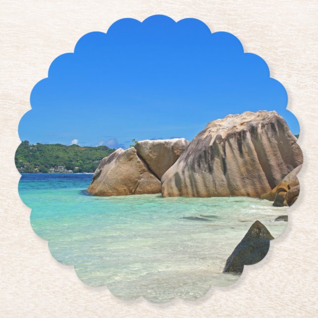 Schönes tropisches Meer mit einem Felsstrand Untersetzer (Vorderseite)