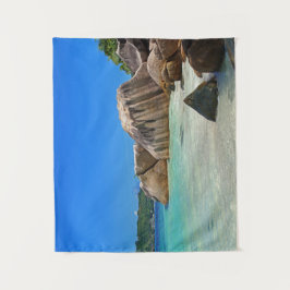 Schönes tropisches Meer mit einem Felsstrand Wandteppich