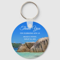 Schönes tropisches Meer mit einer Rocky Beach Hoch