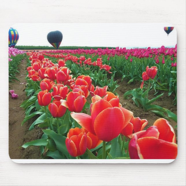 Schönes Tulip-Feld mit Heißluftballons Mousepad (Vorne)
