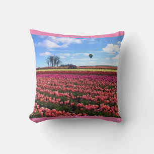 Schönes Tulip Field mit Heißluftballon, Oregon Kissen