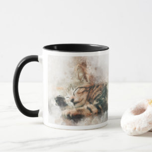 Schönes und niedliches Kätzchen, das eine Wasserfa Tasse