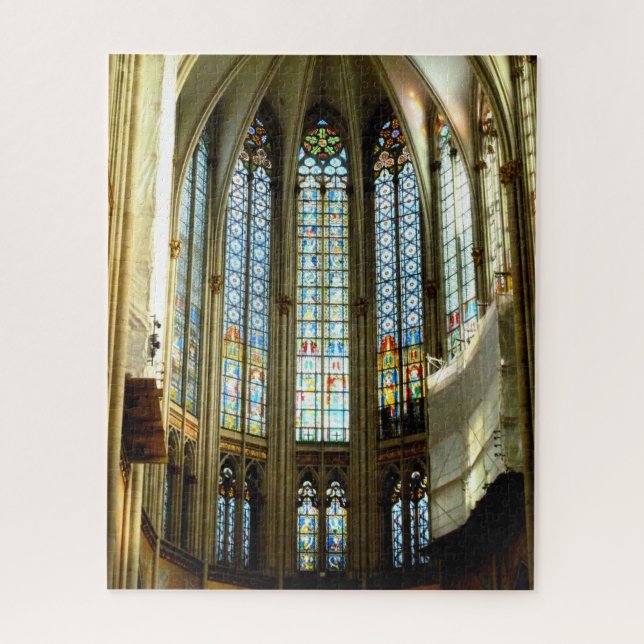 Schönes verkleidetes Glas im Kölner Dom (Vertikal)