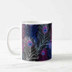 Schönes Vintages Muster von Pfauenfedern auf einem Kaffeetasse