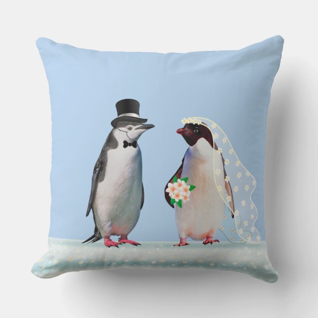 Schönes Wedding Pinguin Couple auf Light Blue Kissen (Vorderseite)
