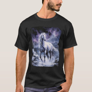 Schönes weißes Pferd, das auf einem schneebedeckte T-Shirt