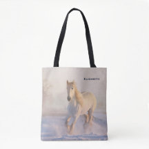 Schönes Weißes Pferd Galloping im Schnee