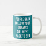 Schönes Zitat Befolgen Sie Ihre Träume wieder ins  Kaffeetasse<br><div class="desc">Witziges Zitat,  um dem Alltag Spaß zu verleihen "Die Leute sagten,  folgen ihren Träumen und ich bin wieder ins Bett gegangen"</div>