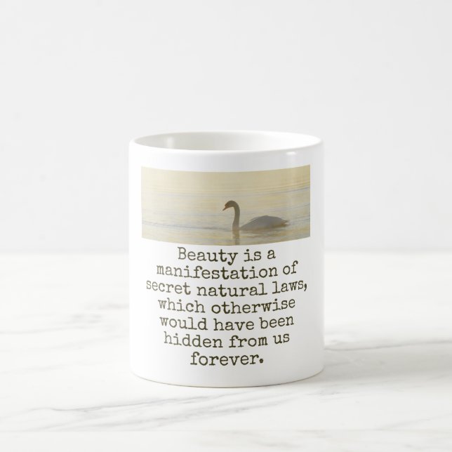 Schönheit ist eine Manifestation - Schönheitsangeb Kaffeetasse (Mittel)