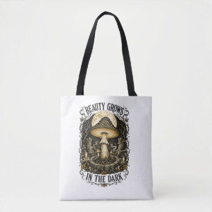 Schönheit wächst in der dunklen Vintage-Pilz Tasche