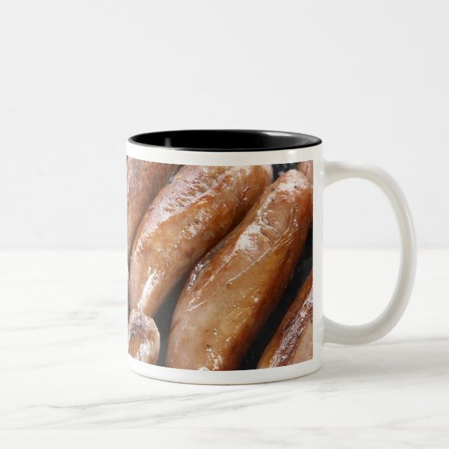 Schönheiten auf dem Barbeque Zweifarbige Tasse (Rechts)
