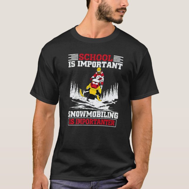 School Is Important But Snowmobiling Is Importante T-Shirt (Vorderseite)