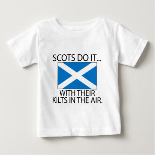 Schotten machen's... Mit ihren Kilts in der Luft Baby T-shirt
