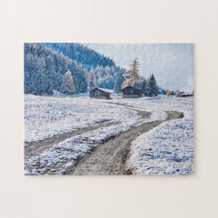 Schotterweg im Schnee-Boden, europäische Alpen