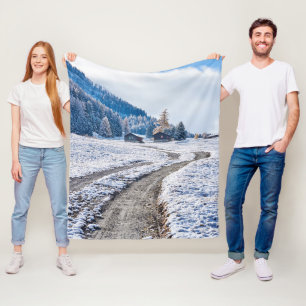 Schotterweg im Schnee-Boden, europäische Alpen Fleecedecke