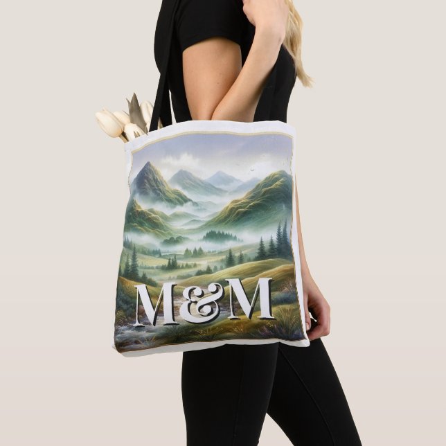 Schottische Highlands-Ästhetik, Monogramm Modern Tasche (Von Nahem)